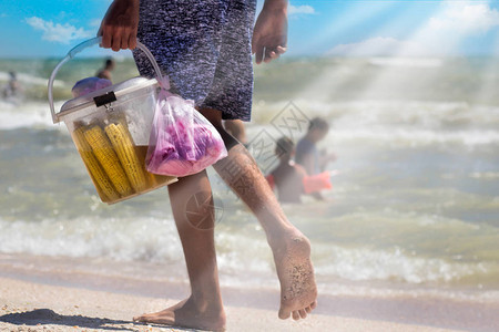 夏天在海滩街卖煮玉米在图片