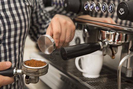 一位专业咖啡师站在咖啡机附近准备咖啡的短片图片