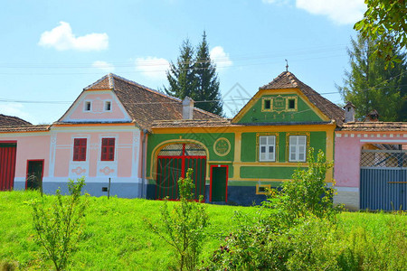 罗马尼亚特兰西瓦尼亚Roandola村典型的农村地貌和农民住房图片