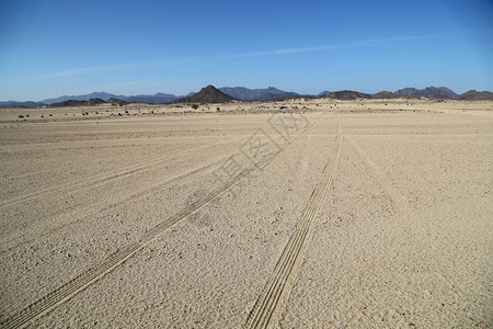 在沙漠中岩石的中间并跟踪类似概念野和自然风图片