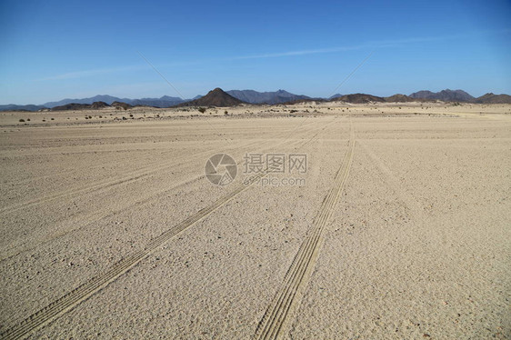 在沙漠中岩石的中间并跟踪类似概念野和自然风图片