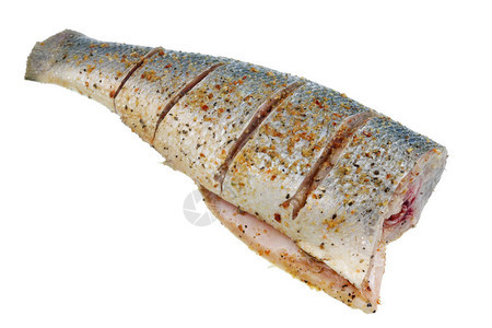 新鲜清除的海石斑鱼鲈准备烤制撒上胡椒和辛辣香草在白色工图片