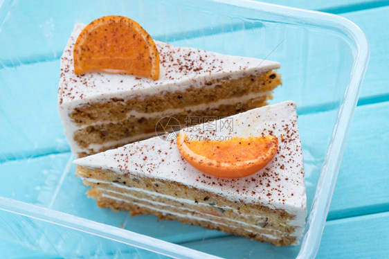两片美味的胡萝卜蛋糕在一个清晰图片