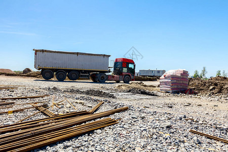 载有拖车的卡车是运输工具向建筑工地图片