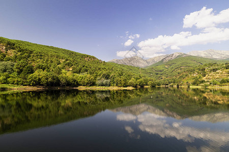 美丽的湖泊全景周围环绕着青山和蓝天图片