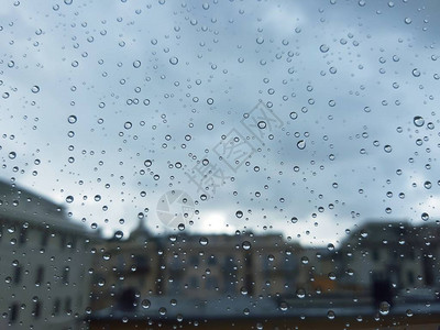 春雨过后窗上水滴效图片