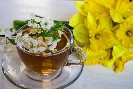 茶绿茶凉茶薄荷叶有苹果味的茶用苹果花和叶子干茶切片石灰的玻璃杯中的茶餐厅或茶馆室石板上的香草茶和薄图片