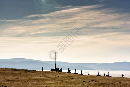 蒙古冬季风景Khubsugul湖和山丘图片