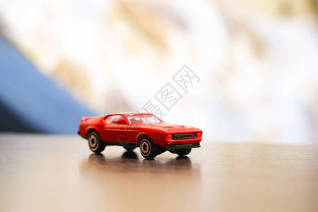 红色小汽车玩具在木制桌图片