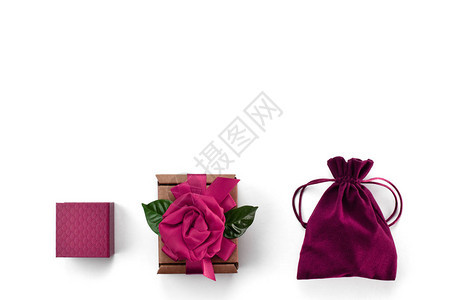 节日礼物包装粉红色丝带盒白背景情人节的图片