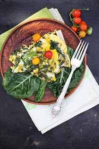 鸡蛋配甜菜和蔬菜的清淡早餐图片