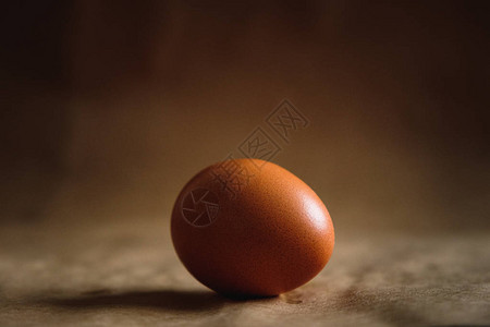 棕色背景上棕色鸡蛋的照片图片