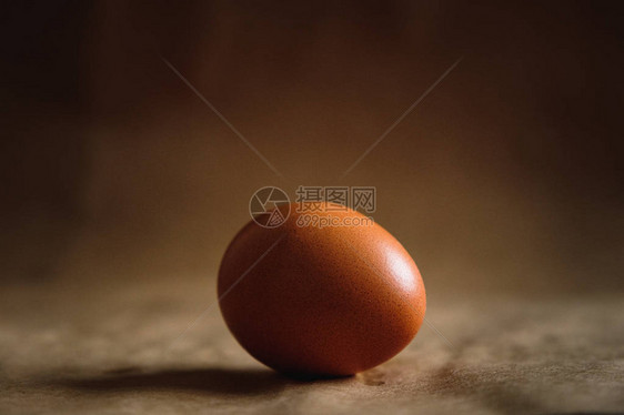棕色背景上棕色鸡蛋的照片图片