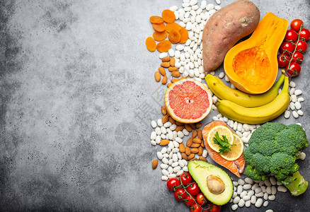 蔬菜水果和含有钾的食物石头背景顶视图文本空间图片