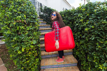 假期旅行和旅游概念穿着红色大行李箱的图片