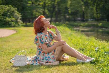 穿旧礼服的可爱女孩夏天在市公园过图片