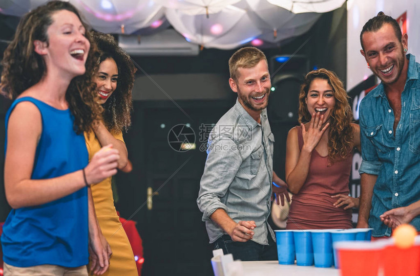 快乐的朋友在鸡尾酒吧玩啤酒乒乓球年轻的千禧一代在夜间酒吧玩派对酒精游戏很开心友谊和青年生活方图片