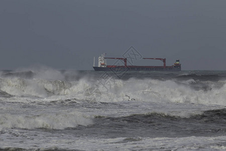 集装箱船在暴风雨中穿图片