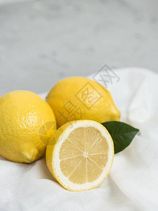灰色背景的整片柠檬和切片柠檬有机新鲜柑橘水图片