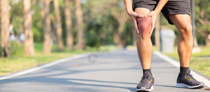 拿着他的运动腿受伤的年轻健身人训练时肌肉疼痛亚洲跑步者在早上跑步和锻炼后出现膝盖疼痛和问题运图片