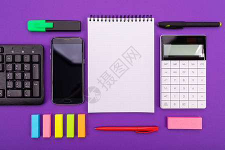 用智能手机键盘计算器和用彩色紫底画笔的平板商业办图片
