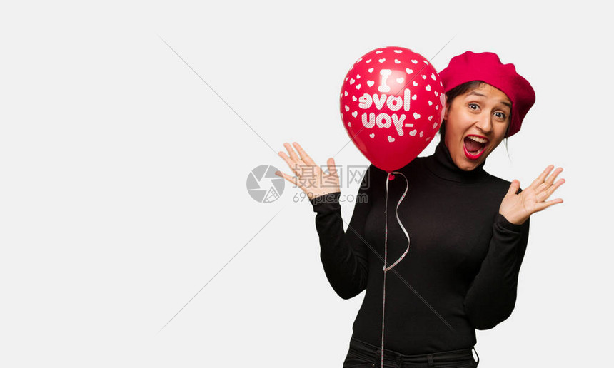 女青年在情人节庆祝胜利或成功图片