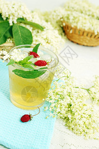 用接骨木花和草莓制成的清凉夏日饮品图片