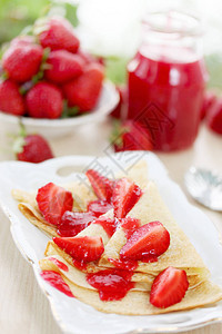 新鲜草莓果酱煎饼图片