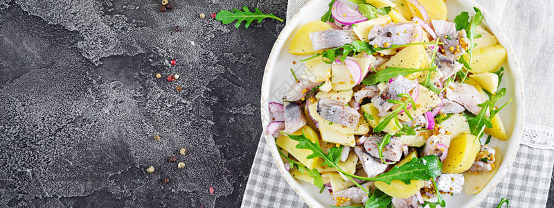 咸鲱鱼片新鲜苹果红洋葱和土豆的传统沙拉犹太食品斯堪的纳维亚美食横幅图片