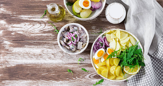 咸鲱鱼片鸡蛋新鲜苹果红洋葱和土豆的传统沙拉犹太食品斯堪的纳维亚美食图片
