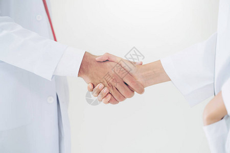 白色背景的医生与另一位医生握手图片