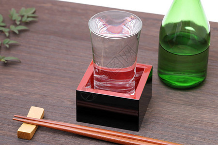 木桌上有清酒的日本木盒马苏图片