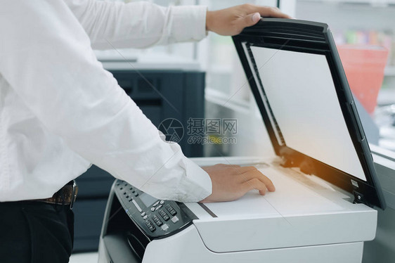 将文件纸放入打印机扫描仪或办公室激光复印机的图片