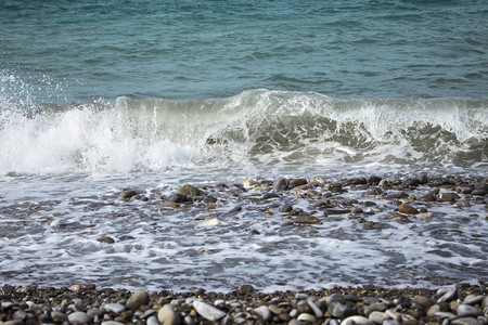 海浪拍打着海岸图片