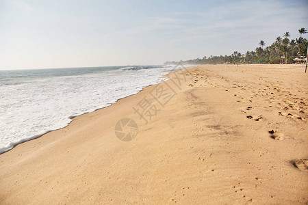 扎金索斯到纳里加马海滩俯视海洋和海浪的海滩斯里背景