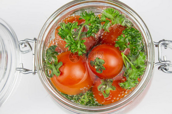 玻璃罐中的各种罐头产品西红柿黄瓜球芽甘蓝西兰花蔬菜和水果的保鲜罐头保图片