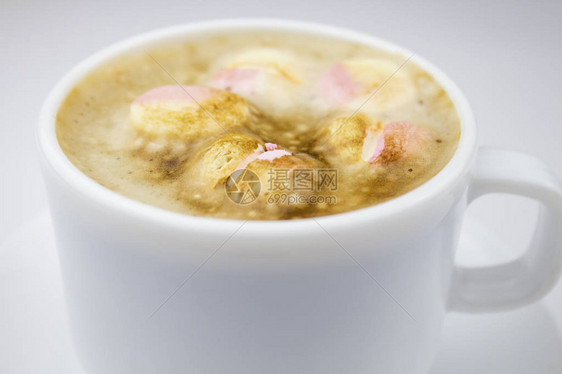 卡布奇诺或拿铁咖啡在一个白色杯子与白色背景上的泡沫在白色背景隔绝的早晨能量饮料复制空图片