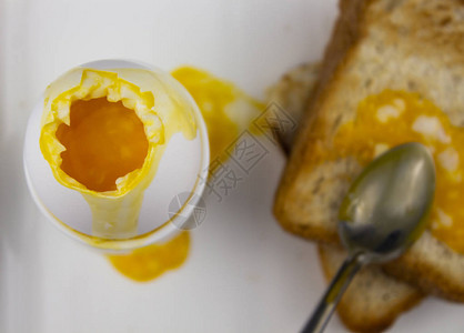 桑威奇与偷鸡蛋切片和鸡蛋在烤面包上为了健康早餐或零图片