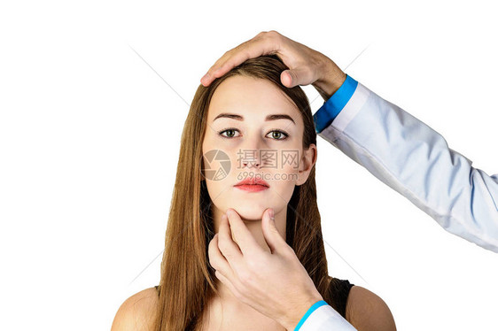 在整容手术前检查脸部皮肤美容图片
