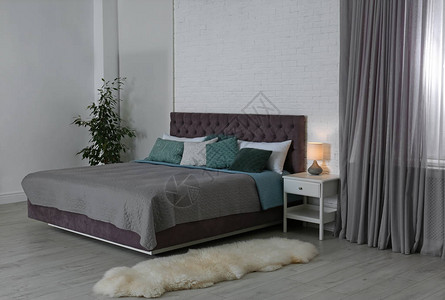 现代客房内饰配有舒适的双人床背景图片
