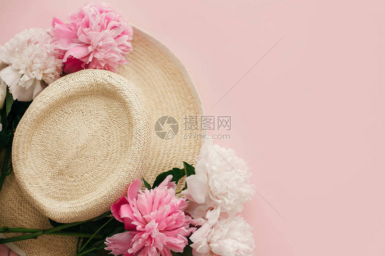 淡粉色纸上白色和粉色牡丹的草帽图片