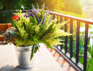 盆栽植物和花卉桌子上的花瓶阳台图片