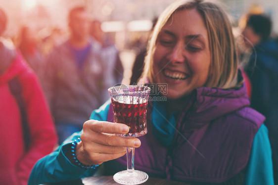 女人拿着一杯红酒樱桃白兰地女孩喝酒精饮图片