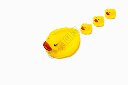 黄色颜妈鸭子和小鸭子橡胶玩具在白色背景母关怀和对儿图片