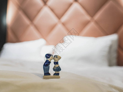 一个男孩和一个女孩在酒店房间接吻的代尔夫特陶器形象图片