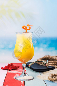 暑假期背景与芒果汁人字拖和海星鱼背景图片