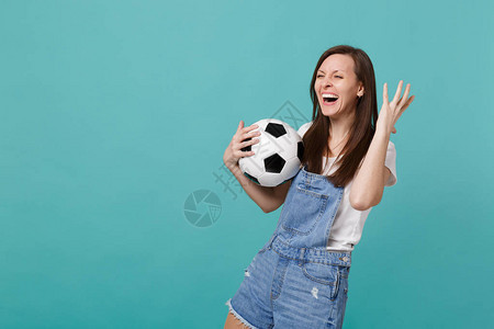 笑着的年轻女子足球迷振作起来图片