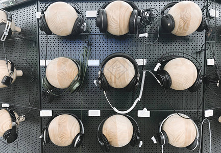小工具商店墙上的许多耳机在科技商店的音乐部选图片
