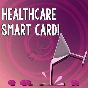 手写文本书写医疗保健智能卡概念含义一张具有患者基本知识的卡片是健康记录鸡尾酒杯浇注液与飞溅葡图片