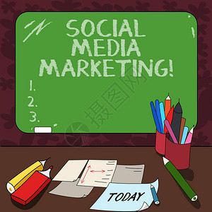 使用社交媒体平台推广产品的商业概念安装空白彩色黑板图片